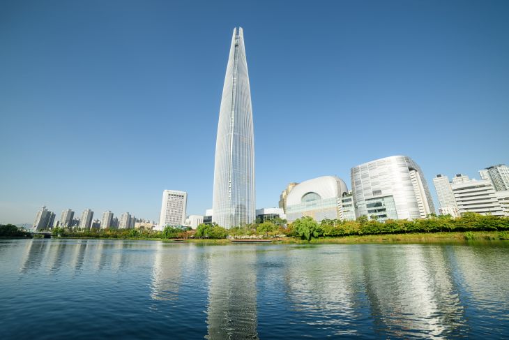 Lotte World Tower. Fot. AdobeStock / efired Ping